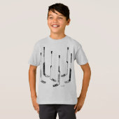 ブラックホッケーゴアリーが若者を追い立てる Tシャツ (正面フル)