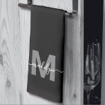 ブラックホワイト ネーム モノグラム キッチンタオル<br><div class="desc">オリジナル カスタム 作成 自分の ブラック ホワイト イニシャル ネーム モノグラム キッチン タオル。 このスタイリッシュなモノグラム タオルで、キッチンにエレガンスを加えます。 トリフォールド スタイルのデザインで、太いグレー イニシャルと流れるようなホワイト スクリプト ネームが特徴で、パーソナライズされた洗練された外観を提供します。 日常使いや装飾アクセントに最適で、ハウスウォーミング、ホリデー、誕生日、結婚式のギフトとしても使える、気の利いた実用的なギフトです。 姓でカスタマイズすると、記念となる多用途のアイテムです。 機能的でおしゃれなこのモノグラム キッチン タオルは、どんな家にも魅力を加えます。</div>