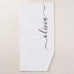 ブラックホワイト モダンスクリプト ガーリー モノグラム ネーム バスタオル<br><div class="desc">ブラック＆ホワイト シンプル スクリプト モノグラム ネーム バスルーム タオル。豪華で洗練されたスタイルを愛する人への、甘い16歳の誕生日、結婚式、結婚前のお祝い、結婚記念日、ベビーシャワー、または独身パーティーのプレゼントに最適です。</div>