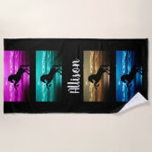 ブラックホースパープル、ブルー、ティール（緑がかった色）、ゴールデンスカイ&ウォーター ビーチタオル (正面)