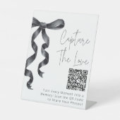 ブラックボウが愛のハッシュタグをキャプチャ 台座サイン (正面)