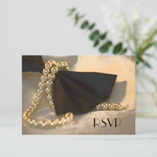 ブラックボウタイとホワイトパールウェディングRSVPカード 出欠カード (スタンド正面)