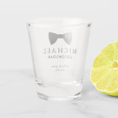 ブラックボウタイグロムスマンパーソナライズされた結婚ズ ショットグラス (裏面)