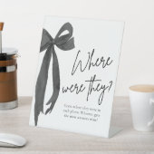 ブラックボウブライダルシャワーどこ彼らはゲームサイン 台座サイン (インサイチュ)