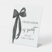 ブラックボウ卒業式は甘いお願いごちそうさま 台座サイン (正面)