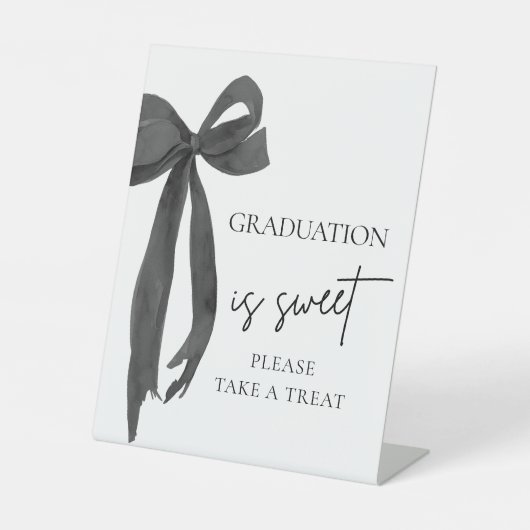 ブラックボウ卒業式は甘いお願いごちそうさま 台座サイン (正面)