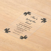 ブラックボウ彼女は結び目のブライダルシャワー アクリル招待状 (レイダウン)