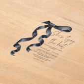 ブラックボウ彼女は結び目のブライダルシャワー アクリル招待状 (レイダウン)