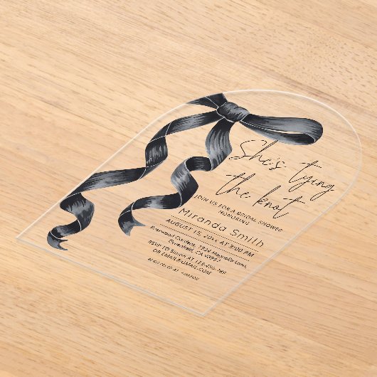 ブラックボウ彼女は結び目のブライダルシャワー アクリル招待状 (レイダウン)