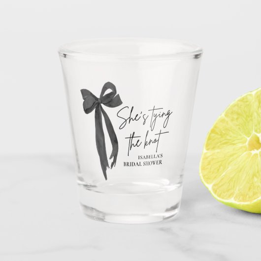ブラックボウ彼女は結び目のブライダルシャワー ショットグラス (正面)