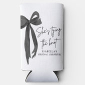 ブラックボウ彼女は結び目のブライダルシャワー スリム缶クーラー (正面)