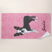 ブラックボストンテリア犬オンピンクハートと名前 ビーチタオル (正面)