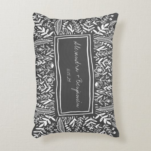 ブラックボーダー付きのガーデンフローラルパーソナライズドウェディング アクセントクッション (正面(垂直))