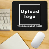 ブラックマウスパッド上のビジネス名とロゴ マウスパッド