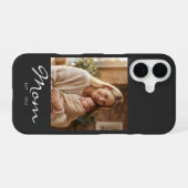 ブラックママ設立年入り写真 iPhone 16ケース (裏面横)