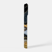 ブラックマーブルの高級感あふれるゴールドラメモノグラム iPhone 15ケース (右側面)