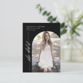 ブラックミニマリスト彼女はそれを卒業アーチ写真をした ポストカード (スタンド正面)