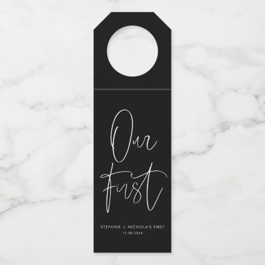 ブラックミニマリスト手書きスクリプト最初 ボトルネックタグ (正面)