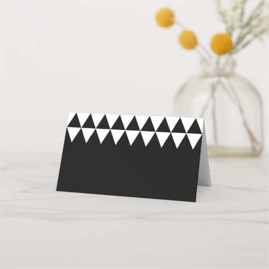 ブラックミニマル名白い三角形パターン プレイスカード (正面)