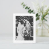 ブラックミニマル結婚リストスクリプトタイポグラフィの写真 ポストカード (スタンド正面)