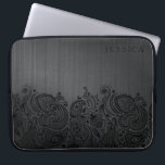ブラックメタリックバックグラウンド&ブラックペイズリーレース ラップトップスリーブ<br><div class="desc">ブラックブラッシュアルミニウムプリントとブラックブラックペイズリーレース。カスタムとオプションのモノグラム</div>
