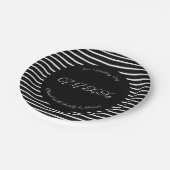 ブラックメダリオンアクセントタイポグラフィ ペーパープレート (アングル)