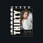 ブラックモダンアーチフォトTHIRTY 30th Birthdayパーティー 招待状<br><div class="desc">ブラックモダンアーチフォト30歳の誕生日パーティの招待状。このエレガントデザインは、黒い背景を任意の色に変更でき、アーチ型の写真のプレースホルダを備えている。金ゴールドフォイルをインラインに配置しはっきりしたたサンセリフフォントの「THIRTY」に簡単に置き換えフェイクる。</div>