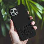 ブラックモダンモノグラムイニシャルコンテンポラリー iPhone 16 PRO MAXケース<br><div class="desc">ブラックモダンモノグラムイニシャルコンテンポラリーPhone 16 Pro Maxケースは、スクリプトのタイポグラフィでカスタムお使いのパーソナライズされたモノグラムを備えモダンている。誕生日、クリスマス、休日、母の日、父の日など、家族や友人に最適。©2024 Evco Holidays www.zazzle.com/store/evcoholidaysによって設計</div>