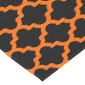 ブラックモダン上のオレンジ色のクローバーパターン ショートテーブルランナー (コーナー)