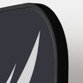 ブラックモノグラムのミニマリスト白モダンタカ ピックルボールラケット (左詳細)