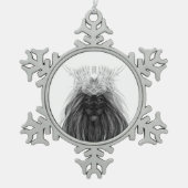 ブラックライオン〔雄ジカの〕枝角クラウンとモノグラム スノーフレークピューターオーナメント (正面)