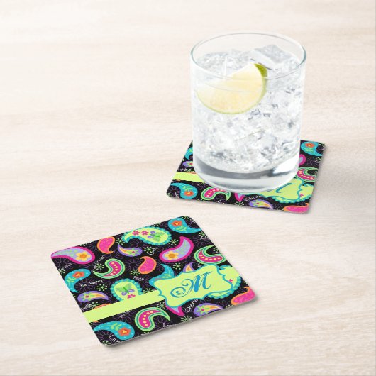 ブラックライムグリーンモノグラムパーソナライズされたペイズリー スクエアペーパーコースター (インサイチュ)