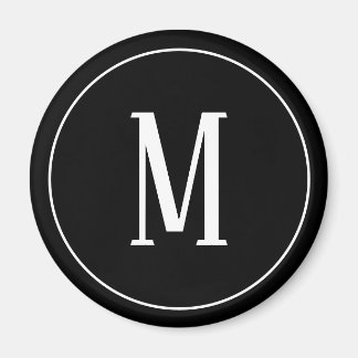 ブラックラウンドマグネット上のモノグラムホワイト マグネット