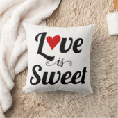 ブラックラブズスウィートはっきりしたタイポグラフィと赤いハート クッション (ブランケット)