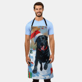 ブラックラブラドールクリスマスフェスティバルスノーシーン エプロン (着用した状態)