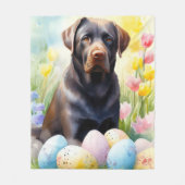 ブラックラブラドールドッグとイースターエッグホリデイ フリースブランケット (正面)