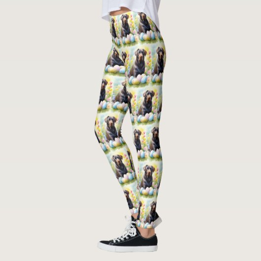 ブラックラブラドールドッグとイースターエッグホリデイ レギンス (左)