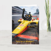 ブラックラブラドール子犬がインディカーで誕生日レース カード (正面)