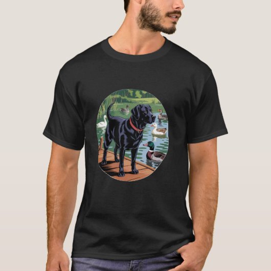 ブラックラブ、鴨と水辺のラブラドール猟犬 Tシャツ (正面)