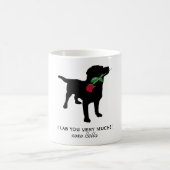 ブラックラボバレンタインドッグホールディングレッドローズ コーヒーマグカップ (中央)