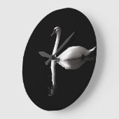 ブラックレイクに白い白鳥の反射 ラージ壁時計 (傾斜)