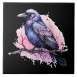 ブラックレイヴンオンザブランチイラストレーション タイル<br><div class="desc">紫色のピンクの羽を持つ黒いカラスのイメージを持つセラミックタイル。この美しい神秘的な鳥の背後にあるピンクの水の色の（ばちゃばちゃ）跳ねる。</div>