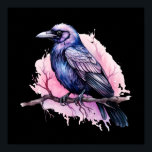 ブラックレイヴンオンザブランチイラストレーション ポスター<br><div class="desc">紫色のピンクの羽を持つ黒いカラスのイメージを持つポスター。この美しい神秘的な鳥の背後にあるピンクの水の色の（ばちゃばちゃ）跳ねる。</div>