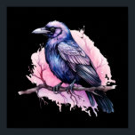 ブラックレイヴンオンザブランチイラストレーション ポスター<br><div class="desc">紫色のピンクの羽を持つ黒いカラスのイメージを持つポスター。この美しい神秘的な鳥の背後にあるピンクの水の色の(ばちゃばちゃ)跳ねる。</div>