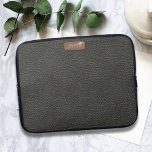 ブラックレザーフェイクルックモノグラムラップトップスリーブ ラップトップスリーブ<br><div class="desc">プロフェッショナルブラックレザーは、バラ金ゴールドメタリックな色の銘板が付いたノートパソコ素晴らしンケースに見えるイニシャル。素晴フェイクらしい！</div>