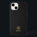 ブラックレザーミニマル文字モノグラカスタムム Case-Mate iPhone 14ケース<br><div class="desc">ブラックヴィンテージレザーテクスチャイメージバックグラウンド、金ゴールドトーン付きミニマルデザインタイポグラフィ。モノグカスタムラム</div>