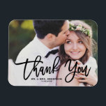 ブラックレタリングモダンフォト結婚ズ・サンキュー マグネット<br><div class="desc">表現感謝していエレガントカスタマイズ可能な写真のマグ結婚ネットで感謝の気持ち。このデザインは個人気持ちとコンテンポラリースタイルをシームレスに融合し感謝してい、特別な日にお客様と共有するための最適な方法を提供する。お客様のお気に入りのお祝いの魔法をキャプチャする個人touchを追加して、お客様の写真を表示する。の詳細を追加し結婚てパーソナライズこの感謝していデザインでは、あなたの結婚式の日として特別なマグネットを作る素晴らし。個人的な写真とエレガンスを組み合わせモダンて、あなたのゲストのための永続的な思い出を作成する！</div>