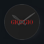 ブラックレッドあなたの名前ミニマリスト個人モダン ラウンド壁時計<br><div class="desc">モダンプロフェッショナルシンプルデザイン。</div>