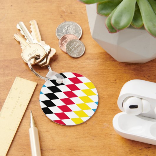 ブラックレッドイエローブルーバイエルダイヤモンド国旗のパターン キーホルダー (デスク)