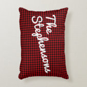 ブラックレッドチェックプライド名パーソナライズされたクリスマス アクセントクッション (正面(垂直))